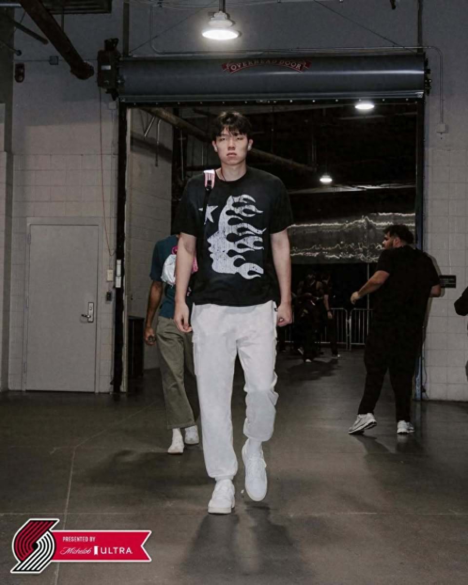 Dù bị đau lưng, Dương Hàn Sâm vẫn được kích hoạt thi đấu! Huấn luyện viên trưởng trước trận từng nói về tình trạng: Anh ấy rất có thể không thể ra sân