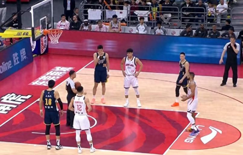 Xu Ji ghi 17 điểm và 9 kiến tạo, Guo Ailun mờ nhạt chỉ có 9 điểm và 4 rebounds, đội bóng nam Quảng Đông suýt chút nữa thắng sít sao Quảng Châu để giành chuỗi ba trận toàn thắng đầu mùa.