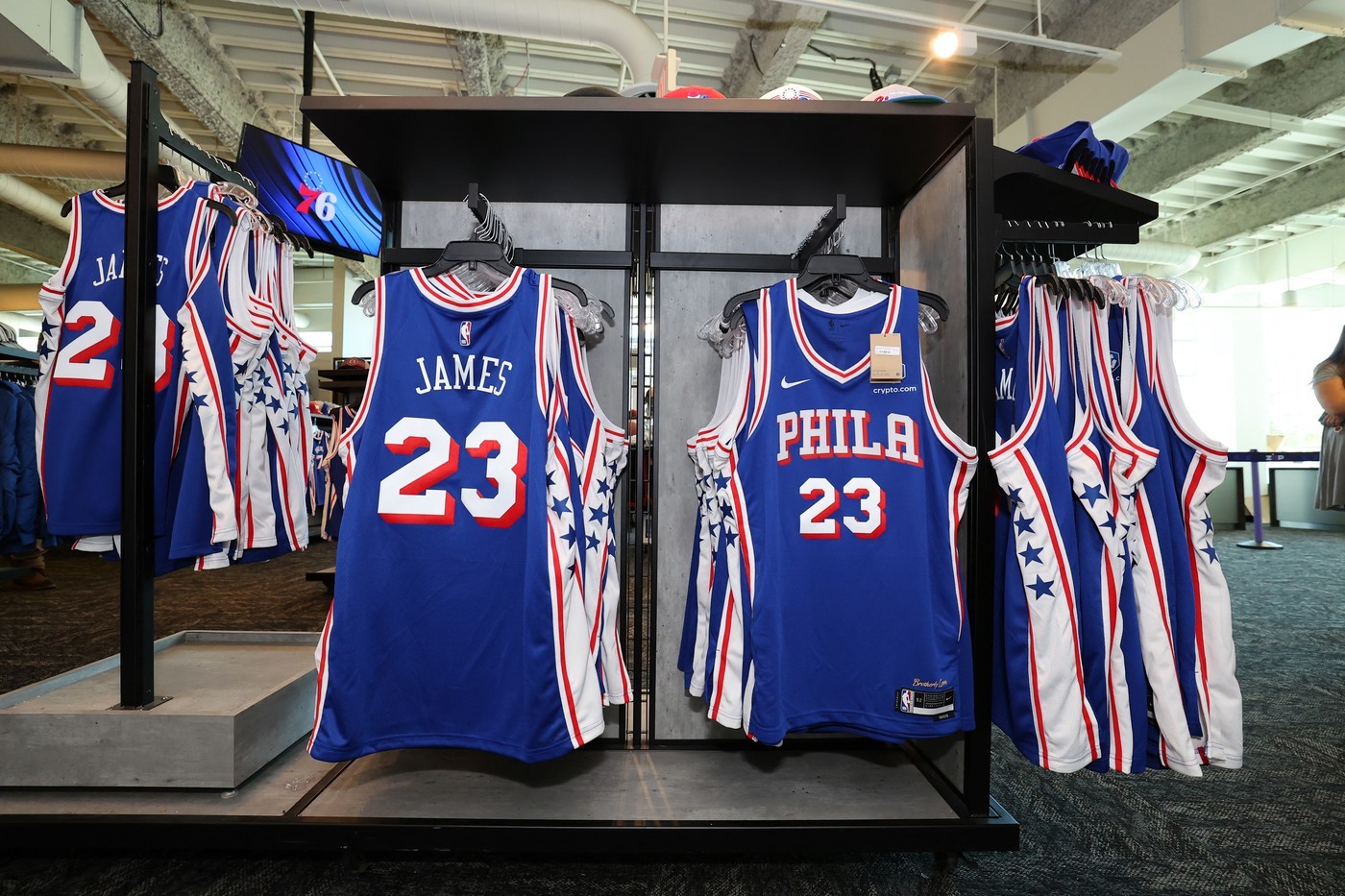 LeBron James mặc áo đấu mới tại buổi ra mắt truyền thông của Philadelphia 76ers