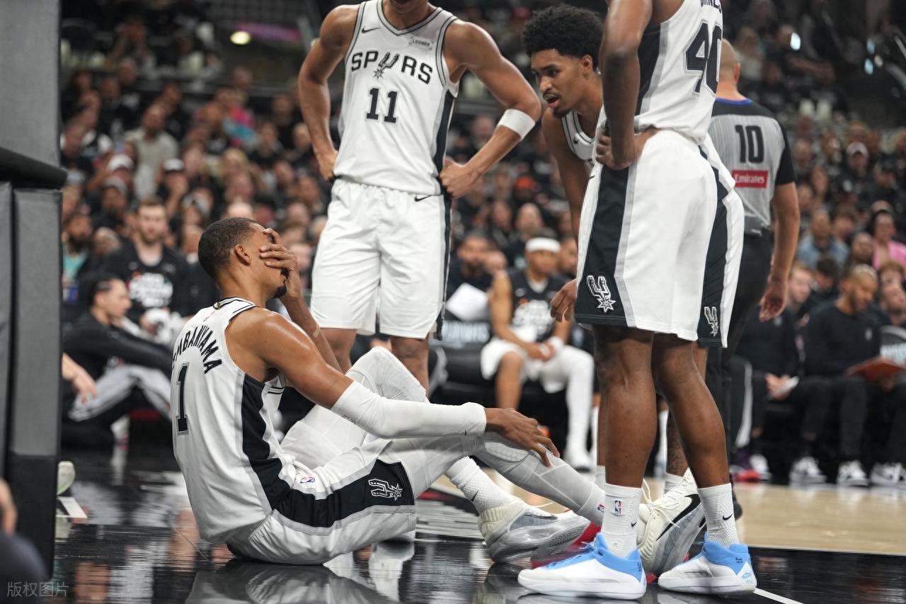 Victor Wembanyama bị thương rời sân! Yang Hansen không được ra sân, Henderson ghi 31 điểm, Trail Blazers bắt Spurs tổng điểm 1-1