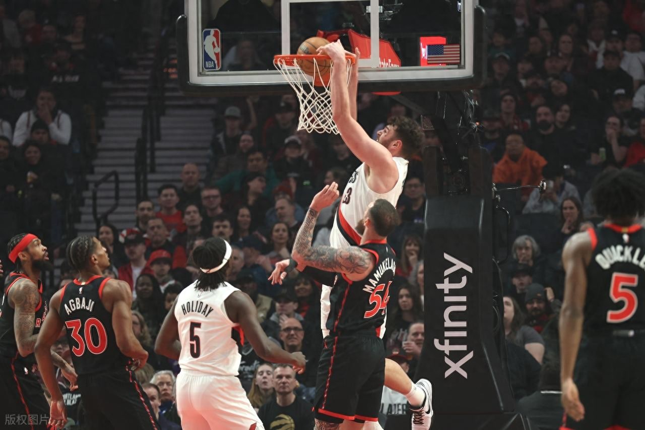 Bỏ lỡ cơ hội! Dương Hán Thâm thi đấu 7 phút chỉ có 3 rebound và 1 lỗi, Klingen có double-double, Raptors thắng Trail Blazers
