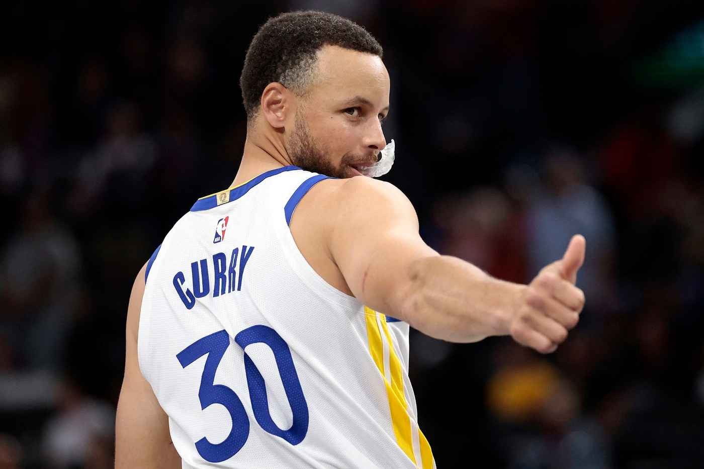 Stephen Curry ký gia hạn hợp đồng hai năm trị giá 116 triệu USD với Warriors