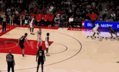 5+1! Yang Hansen đập bóng bằng cả hai tay! Người anh em tốt nhất NBA ra đời