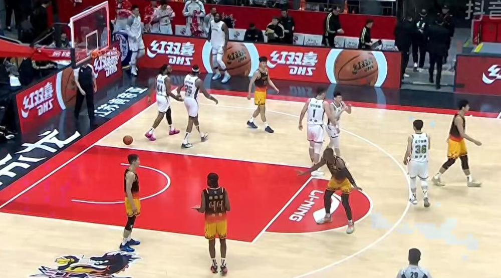 Morland ghi trọn 6 cú ném, ghi 14 điểm và 21 rebound, giúp Liêu Ninh thắng lớn, khiến Giang Tô nhận chuỗi thua 7 trận liên tiếp