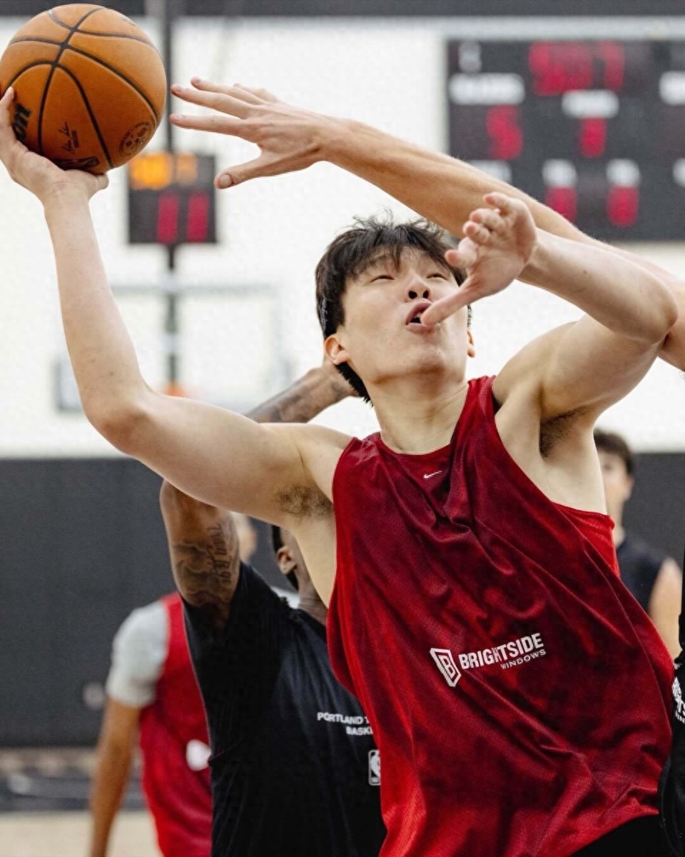 Ngày thứ 2 tại trại huấn luyện Trail Blazers: HLV trưởng cho rằng Yang Hansen đang tiến bộ không ngừng, Ja Morant có cảm giác ném ba rất nóng.