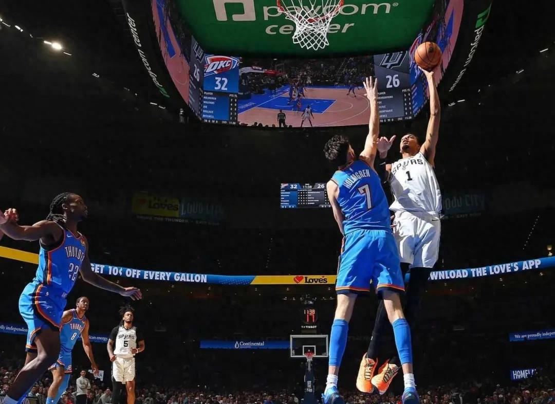 Một cảnh tượng kinh hoàng! Đỉnh đầu va chạm với đầu gối, Dương Hán Thần suýt bị thương, may mà không sao!