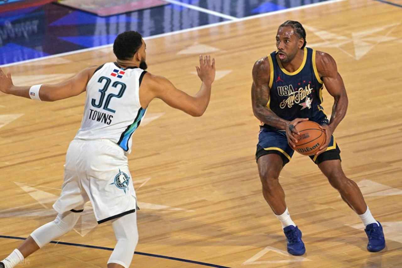 Trận đấu chính All-Star - Leonard ghi 31 điểm trong một hiệp gây kinh ngạc cả sân, đội Tân binh Mỹ thắng áp đảo đội Ngôi sao Mỹ giành chức vô địch