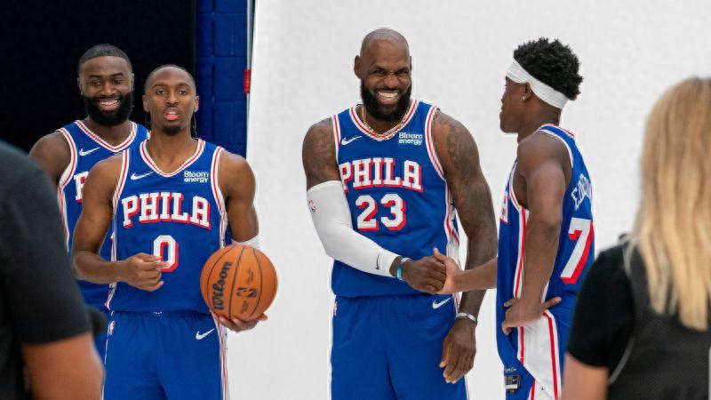 Ngày đầu tiên của trại huấn luyện đội 76ers: James dẫn đầu bằng hành động và được ca ngợi, sau buổi tập đã lên trực thăng trở về New York.