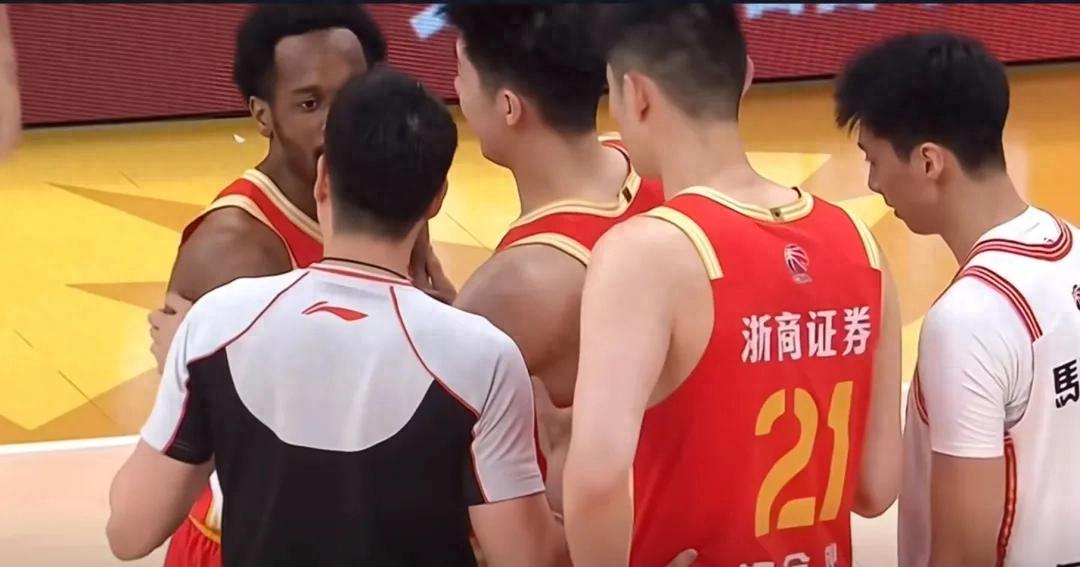 Khen ngợi CBA, vẫn cần trọng tài nước ngoài