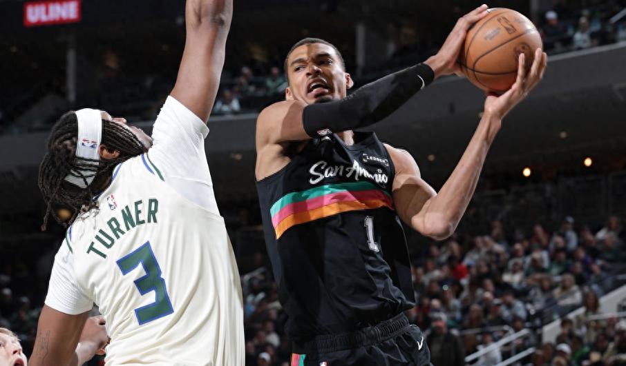 Bucks thua Spurs và mất suất playoff! Wembanyama 23+15+6, Castle triple-double, Giannis chứng kiến đội bị loại