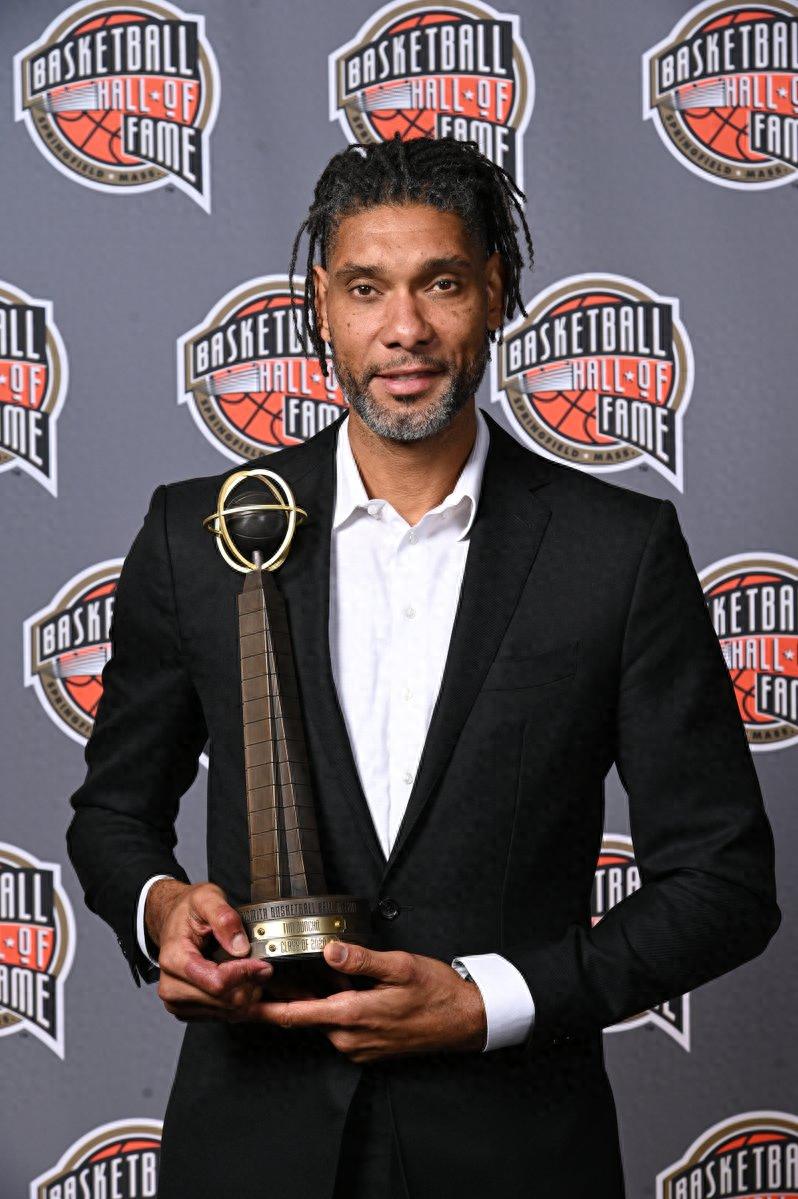 Spurs chính thức tổ chức sinh nhật cho Duncan! Ginobili chia sẻ bức ảnh mờ: Chúc mừng sinh nhật ông lão 50 tuổi