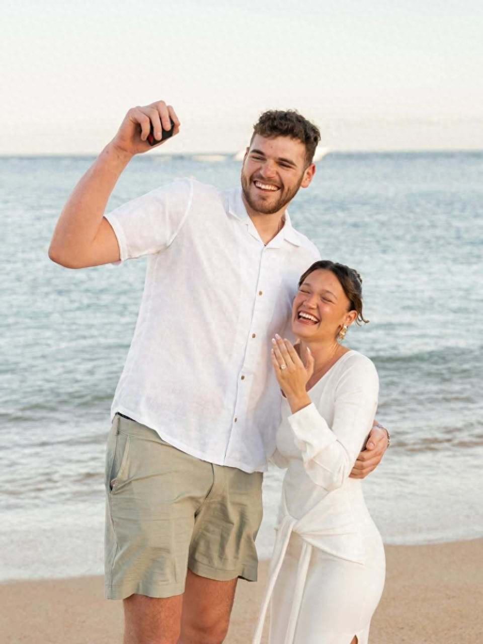 Chúc mừng! Klingen đã thành công cầu hôn người yêu Madeline, bạn gái của Yang Hansen gửi lời chúc phúc trong phần bình luận.