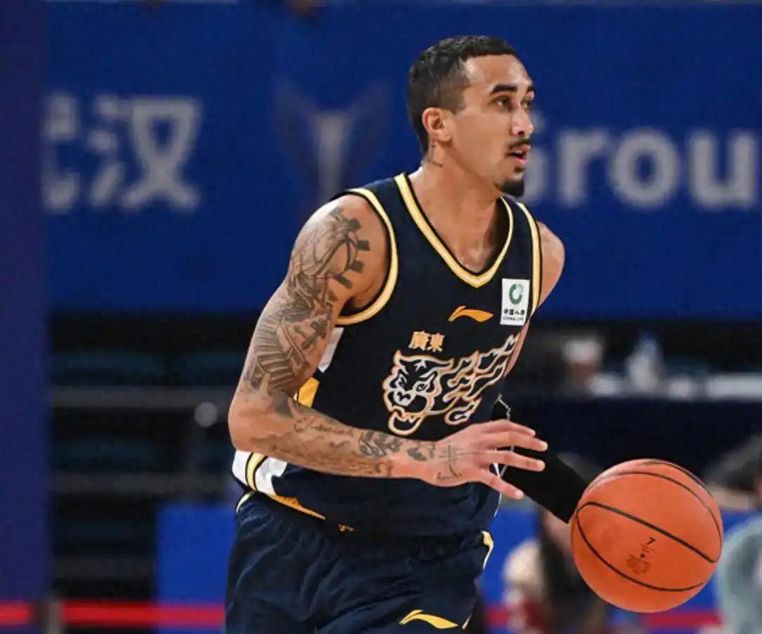 Áp đảo toàn trận! Quinn ghi 42 điểm và 7 kiến tạo, Xu Jie có 15 điểm và 6 kiến tạo, Quảng Đông thắng đậm Cát Lâm với cách biệt 21 điểm