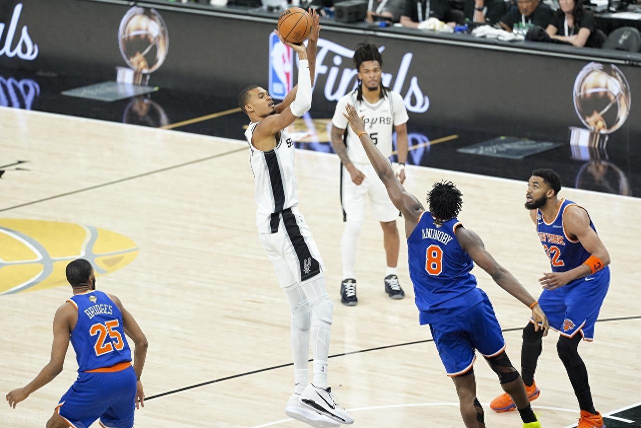 Wembanyama 29+9 lỡ cú ném quyết định, Towns 21+13 Brunson 20 điểm, Knicks thắng sát nút Spurs tổng tỷ số 2-0