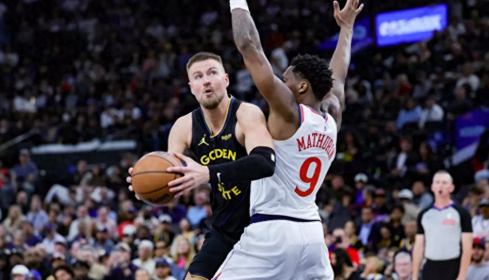 Warriors hỏi gì cũng không biết! Ngay cả chuyện Porzingis đang ở đâu cũng chẳng rõ: Vì sao lại ký gia hạn 2 năm 40 triệu với anh ta?