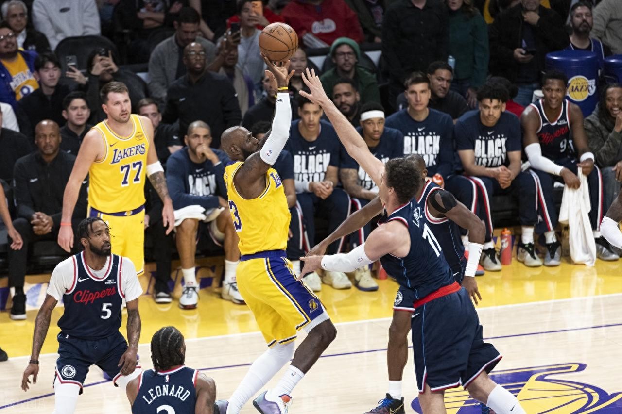 Bộ ba siêu sao tỏa sáng rực rỡ! Doncic 38 điểm 11 kiến tạo, LeBron 13 điểm 11 kiến tạo, Reeves ghi 29 điểm, Lakers thắng sát nút Clippers