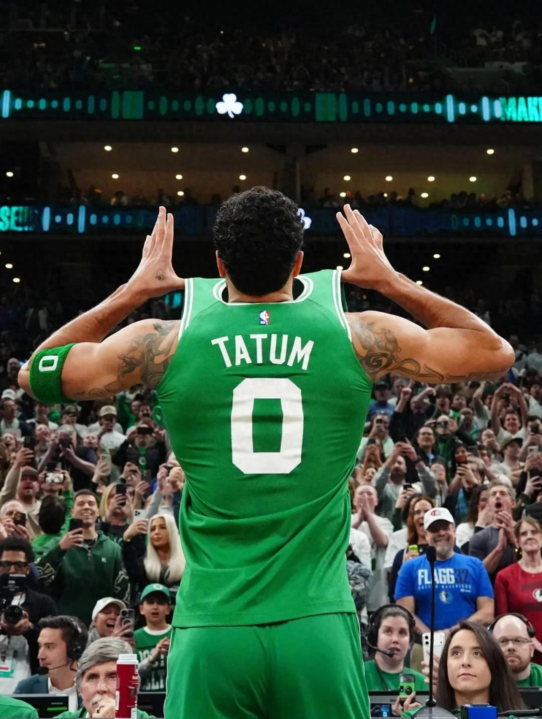 Sau 298 ngày, huyền thoại "Vua chịu đựng" trở lại với sức lực tràn đầy