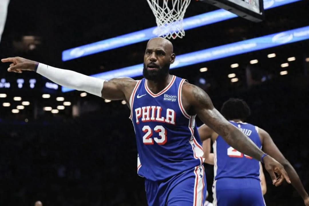 Các đồng đội của 76ers từ chối ném bóng, bỏ lỡ cơ hội ghi điểm, James đã lập tức chỉ bảo cậu ấy ngay tại chỗ.