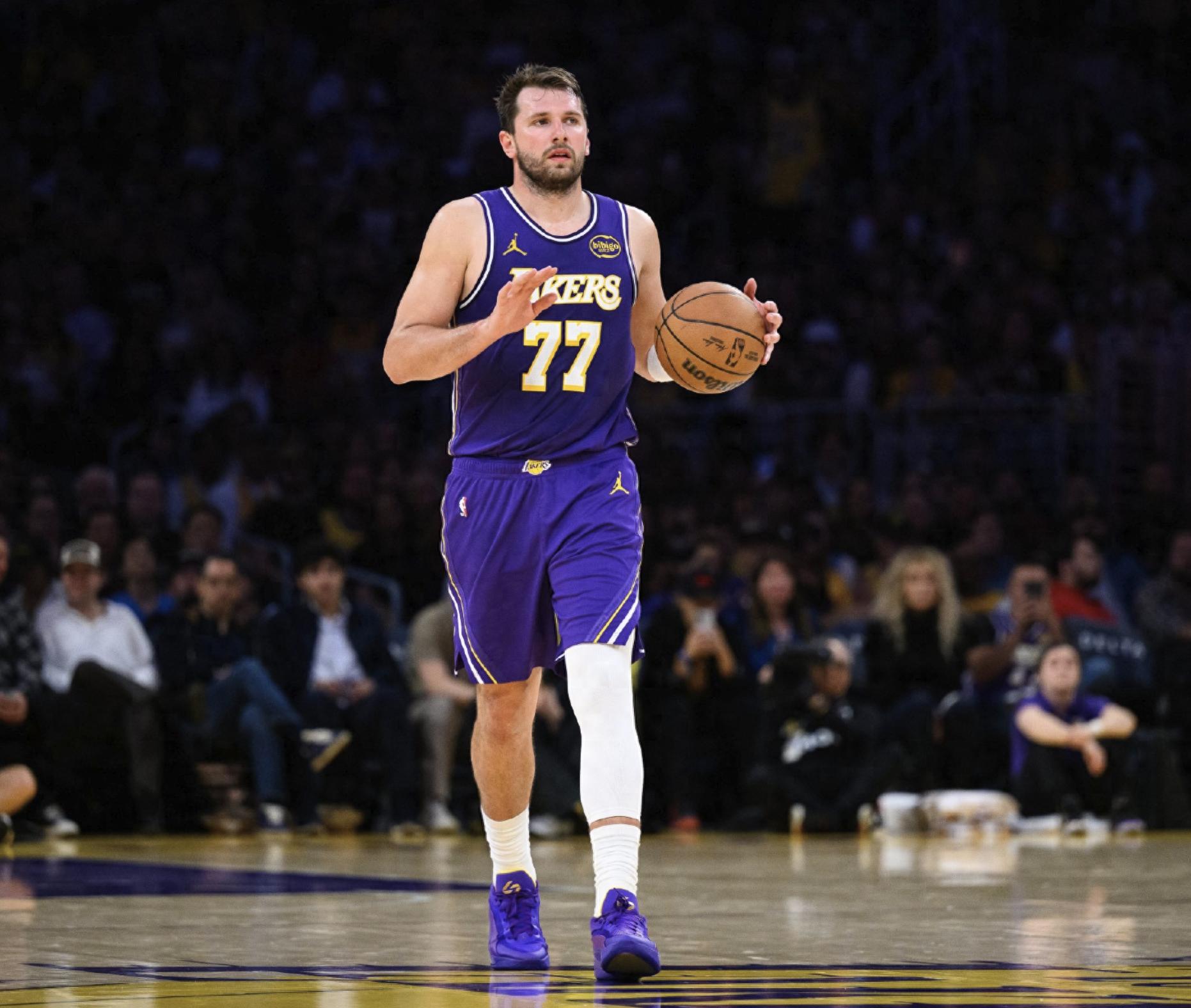 Luka Doncic đang bị NBA nhắm đến, dù có số liệu tốt nhất nhưng đã tụt từ vị trí thứ hai xuống thứ tư trong bảng xếp hạng MVP.