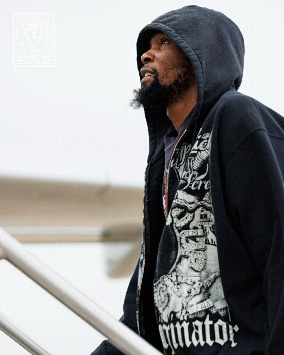 Durant và Irving đã lên đường! Rockets và Mavericks đáp chuyến bay đến Ma Cao, Trung Quốc; trận mở màn sẽ diễn ra vào tối 9/10.