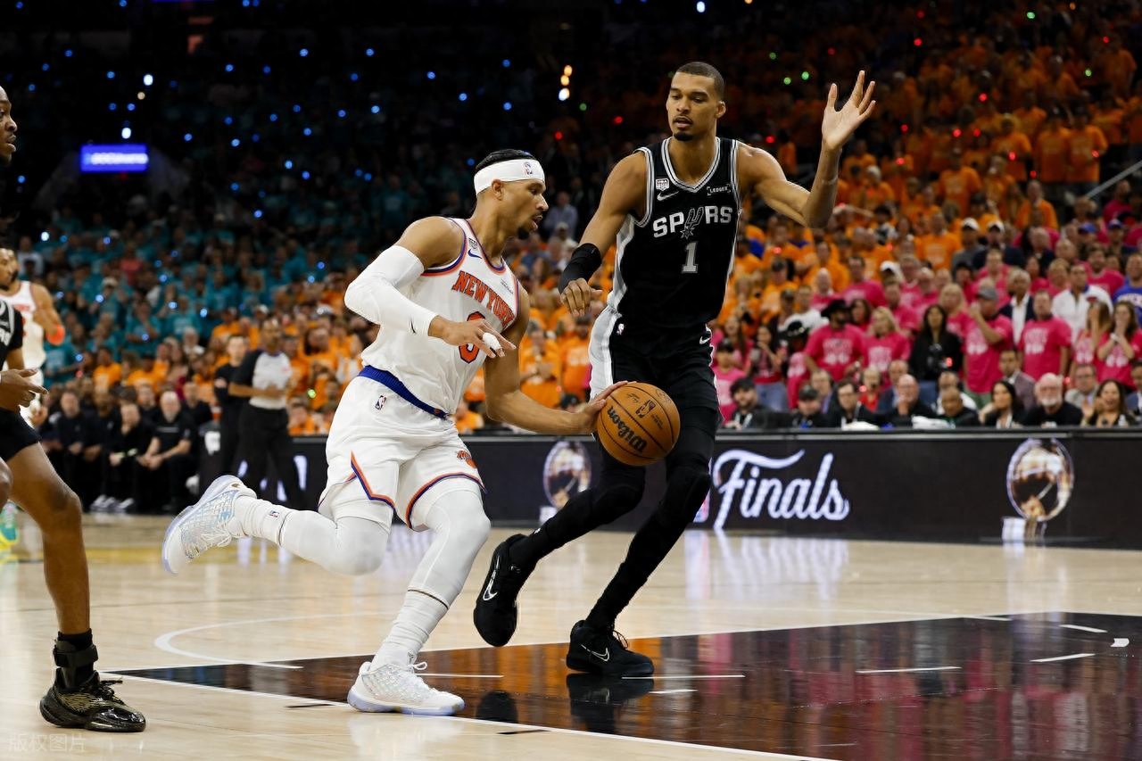 Brenson ghi 30 điểm, 13 điểm trong hiệp cuối giúp đội thắng, Wembanyama lãng phí 26+12, Knicks hạ Spurs dẫn trước 1-0 tổng tỷ số