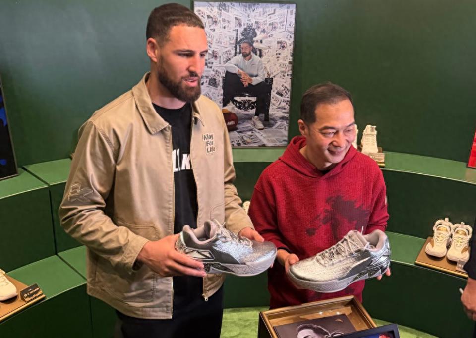 Chúc mừng! Klay đã ký hợp đồng trọn đời với Anta, trong 12 năm đã bán được hơn 10 triệu đôi giày có chữ ký.