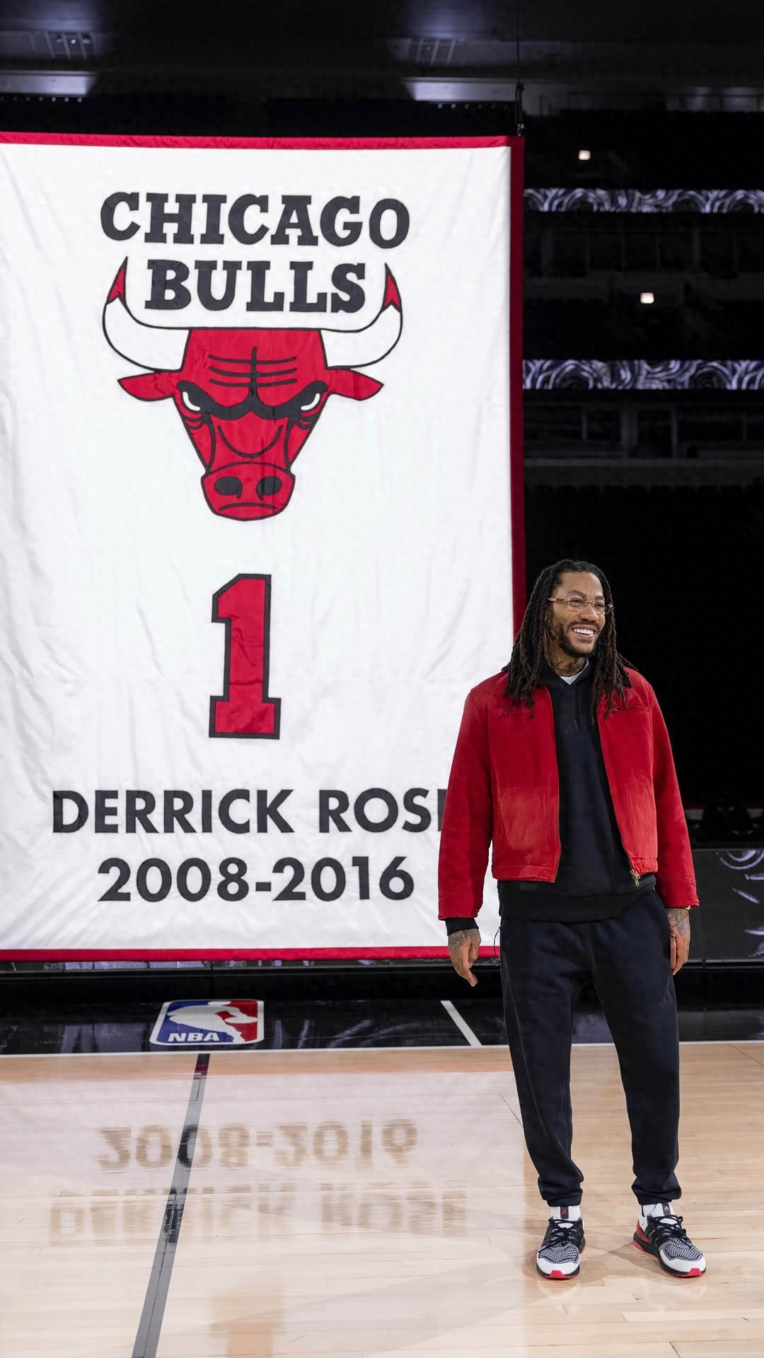 Lễ kỷ niệm sẽ được tổ chức vào ngày 25 tháng 1! Derrick Rose đã đến tham quan trước lá cờ treo áo đấu của Bulls được treo lên, ba đồng đội cũ cũng có mặt