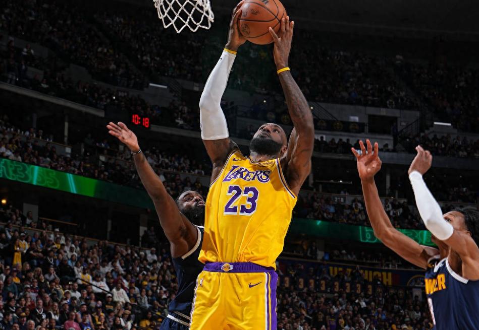 James 200 tuổi vẫn có thể úp rổ quá phi lý! Anh ấy đáp lại lời khen của bạn bè bằng 6 biểu tượng mặt cười khóc