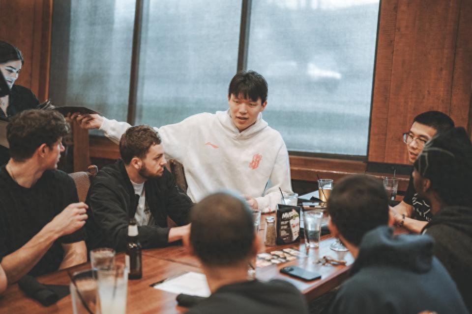 Đều là anh em tốt! Yang Hansen mời toàn đội Mix ăn tối, trò chuyện vui vẻ với huấn luyện viên và đồng đội G-League