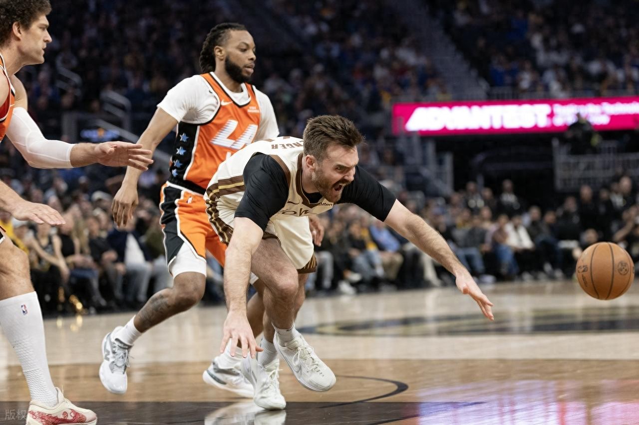 Lật ngược tình thế 17 điểm! Leonard ghi 23 điểm 8 rebound, Garland ra mắt với 12 điểm, 6 cầu thủ Clippers đạt điểm đôi đánh bại Warriors