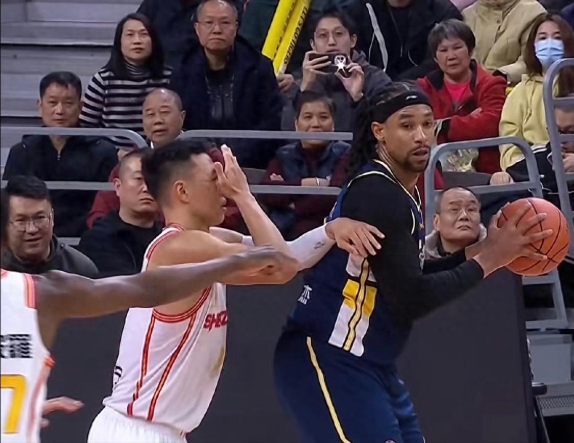 Xu Ji của Guangdong quyết định trận đấu! Quinn ghi 30 điểm, 6 rebound và 9 kiến tạo, Hu Mingxuan chỉ có 3 điểm, Guangdong thắng sít sao Shenzhen