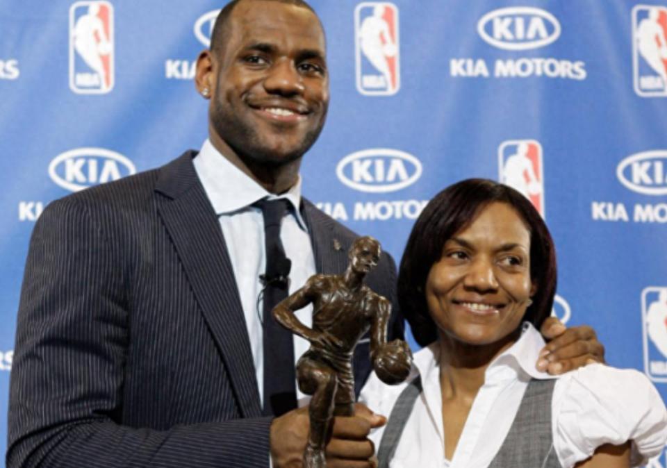 James: Mẹ tôi chỉ mới 16 tuổi khi sinh tôi, động lực của tôi là mua cho bà một ngôi nhà có phòng đựng thức ăn