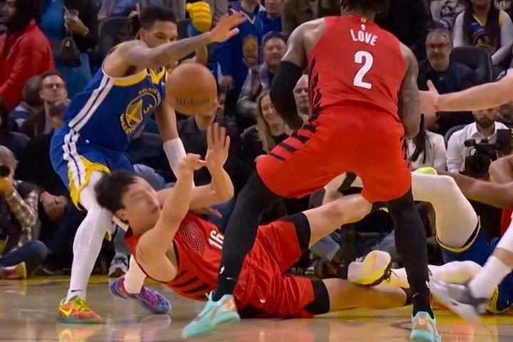 3+2! Đòn đánh mạnh vào gáy! Huấn luyện viên trưởng của Warriors nhận xét về Yang Hansen