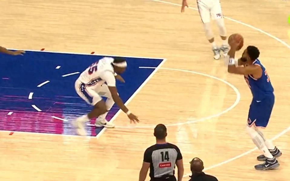 Không đánh nữa! Tạm biệt 76ers! Trung phong vô địch dính chấn thương gót chân.