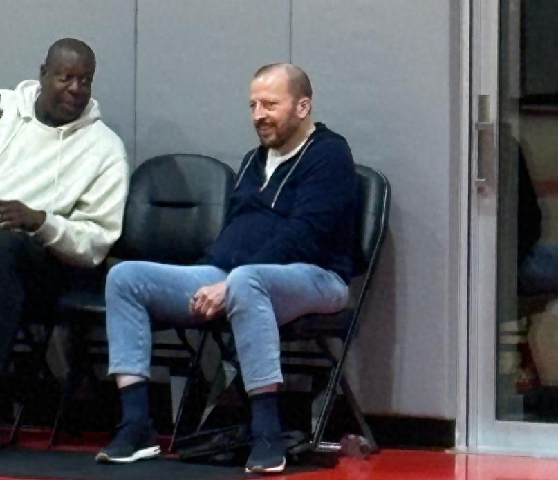 Thibodeau xuất hiện tại nhà tập của Rockets! Từng giúp Van Gundy đào tạo Yao Ming, tương lai có thể trở lại Houston nhận chức.