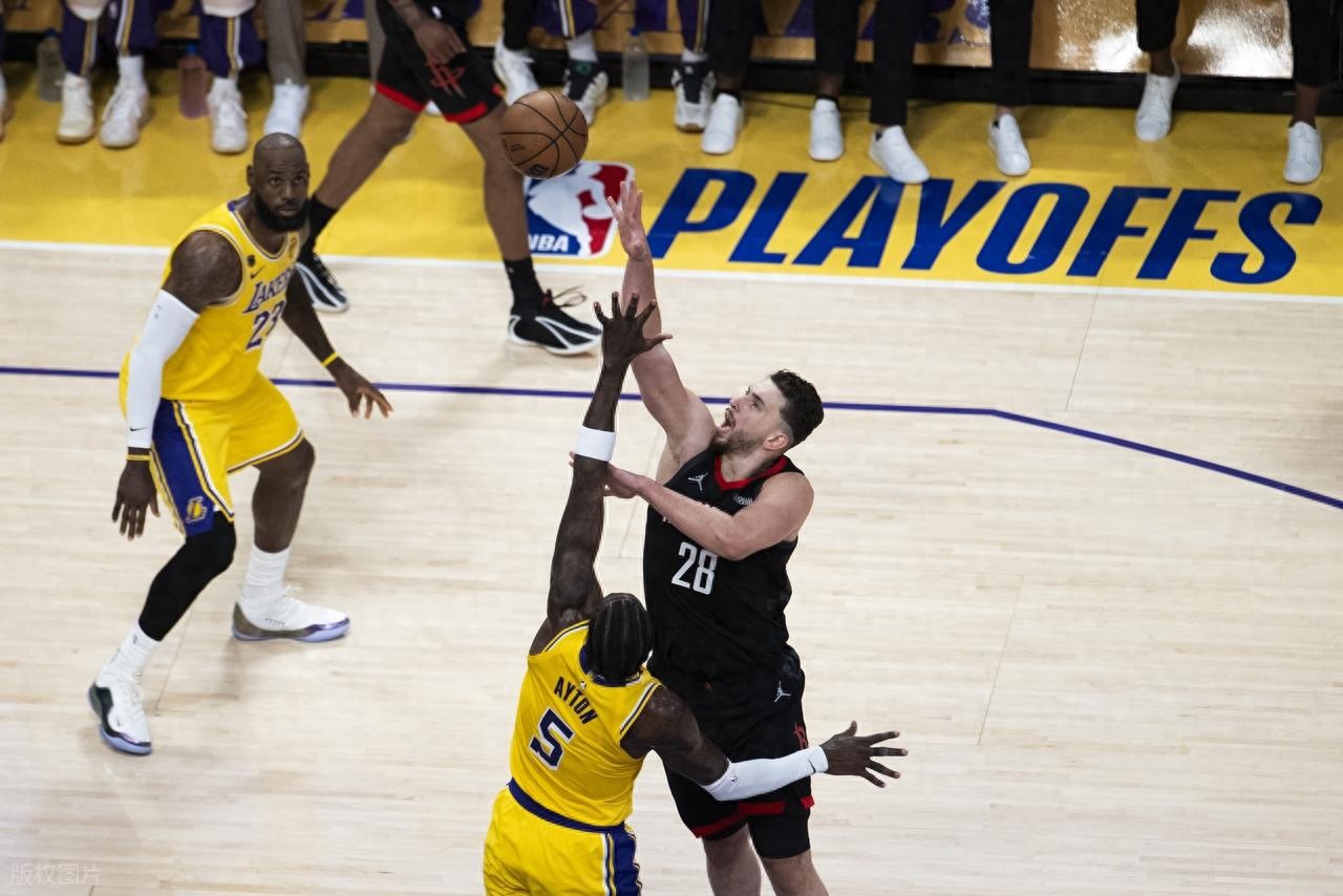 James 19+8+13, Kennard ghi 27 điểm với 5 cú ném ba điểm trúng đích, Lakers đánh bại Rockets, dẫn trước 1-0