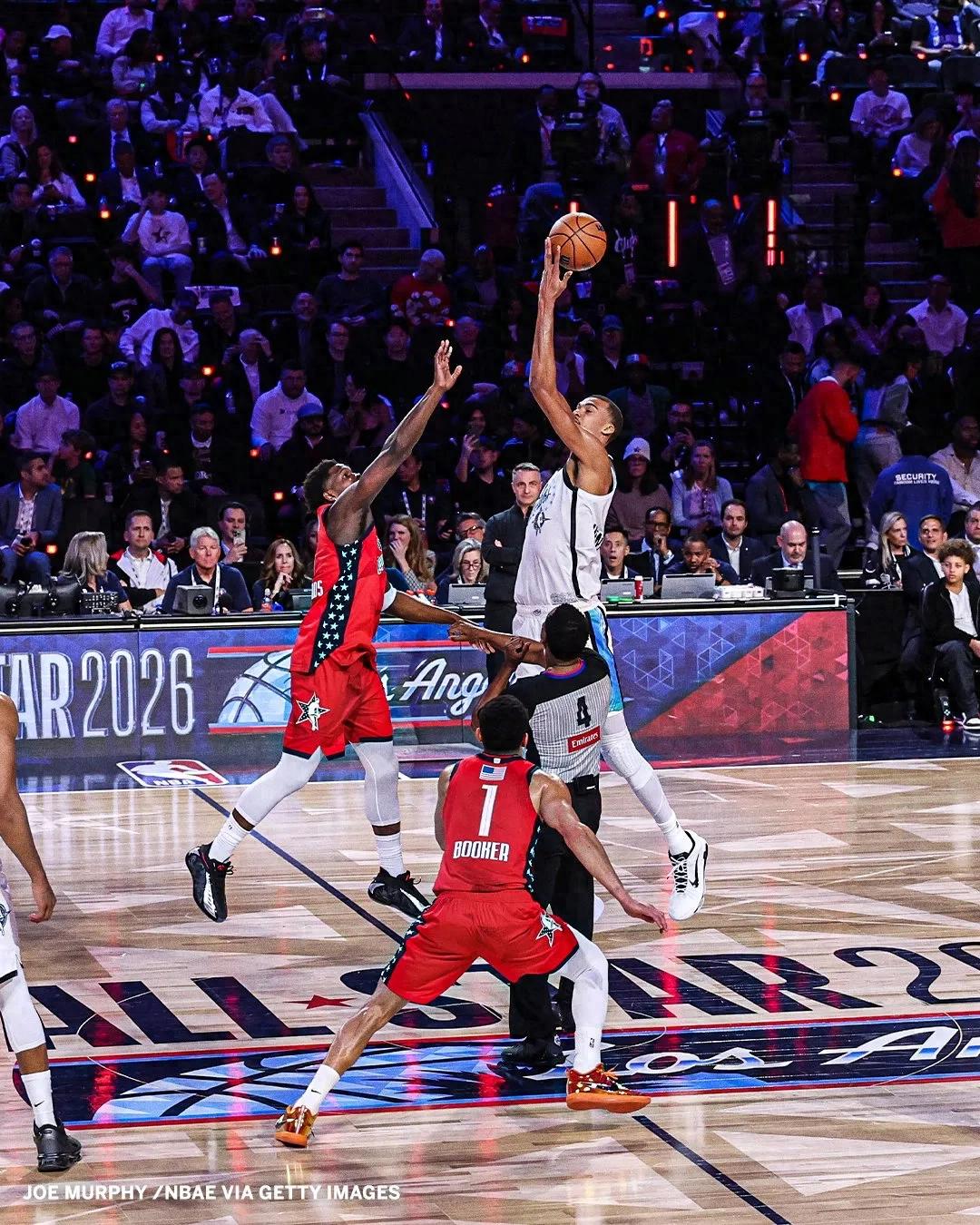 31 điểm trong một hiệp, chiến thần Kawhi cứu vãn All-Star