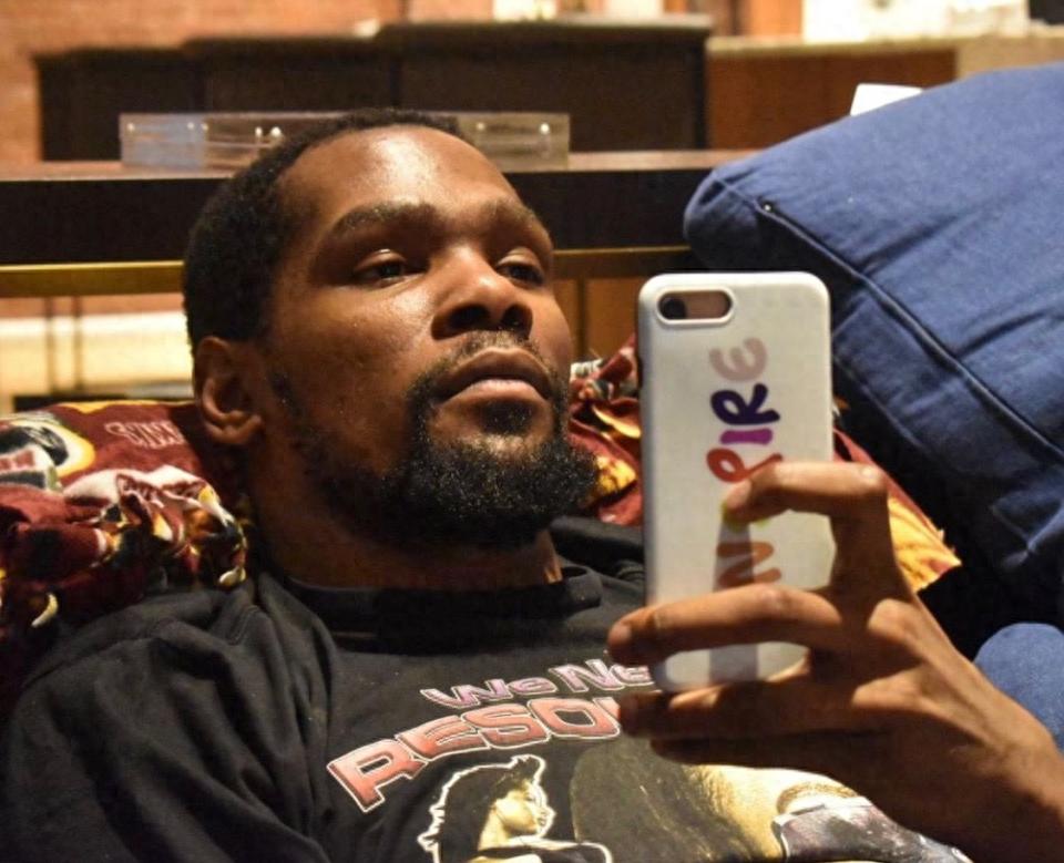 Durant nghi ngờ có tài khoản phụ gây tranh cãi! Chê bai đồng đội ở Rockets và Suns, bình luận viên nổi tiếng thẳng thắn nói không có lửa làm sao có khói