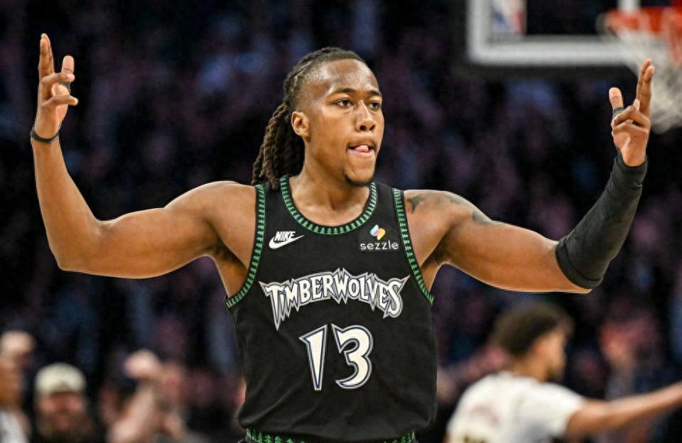 Chi phí để ký hợp đồng mới với Dosunmu là bao nhiêu? Timberwolves hiện đang đề nghị một hợp đồng giới hạn, có thể lên đến 4 năm trị giá 100 triệu USD vào mùa hè này.