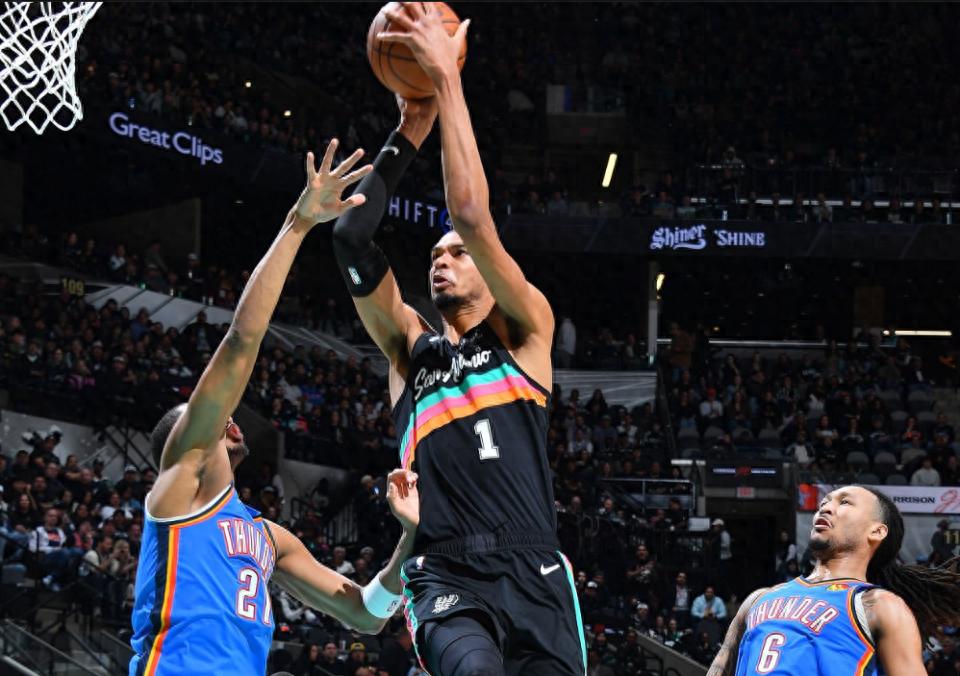 Spurs đánh bại Thunder lần thứ tư! Vembanya 22+14, Johnson 25 điểm, Alexander và nhiều trụ cột khác nghỉ thi đấu