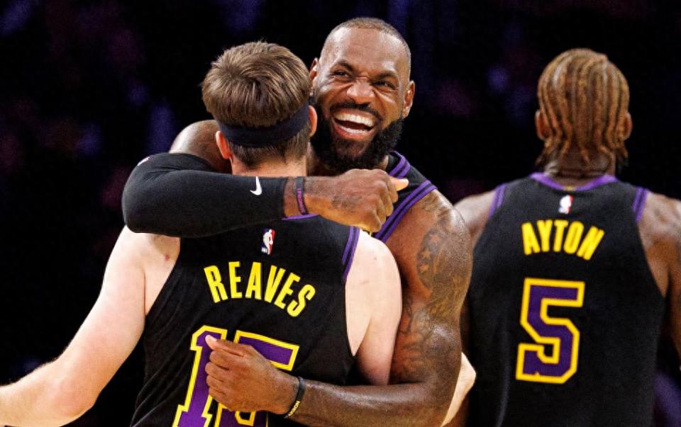 James chính thức trở lại gây chú ý: Ayton trở thành người hưởng lợi lớn nhất của Lakers? Bốn bí ẩn lớn vẫn chờ được giải đáp