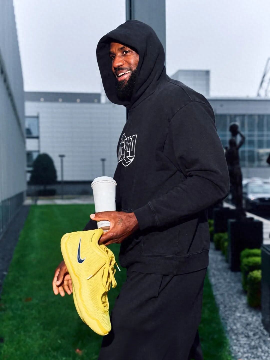James chính thức khoác lên mình chiếc áo đấu của đội bóng Philadelphia 76ers và xuất hiện trước công chúng! Đội bóng đã phá lệ, tiếp tục giữ lại màu áo đen.