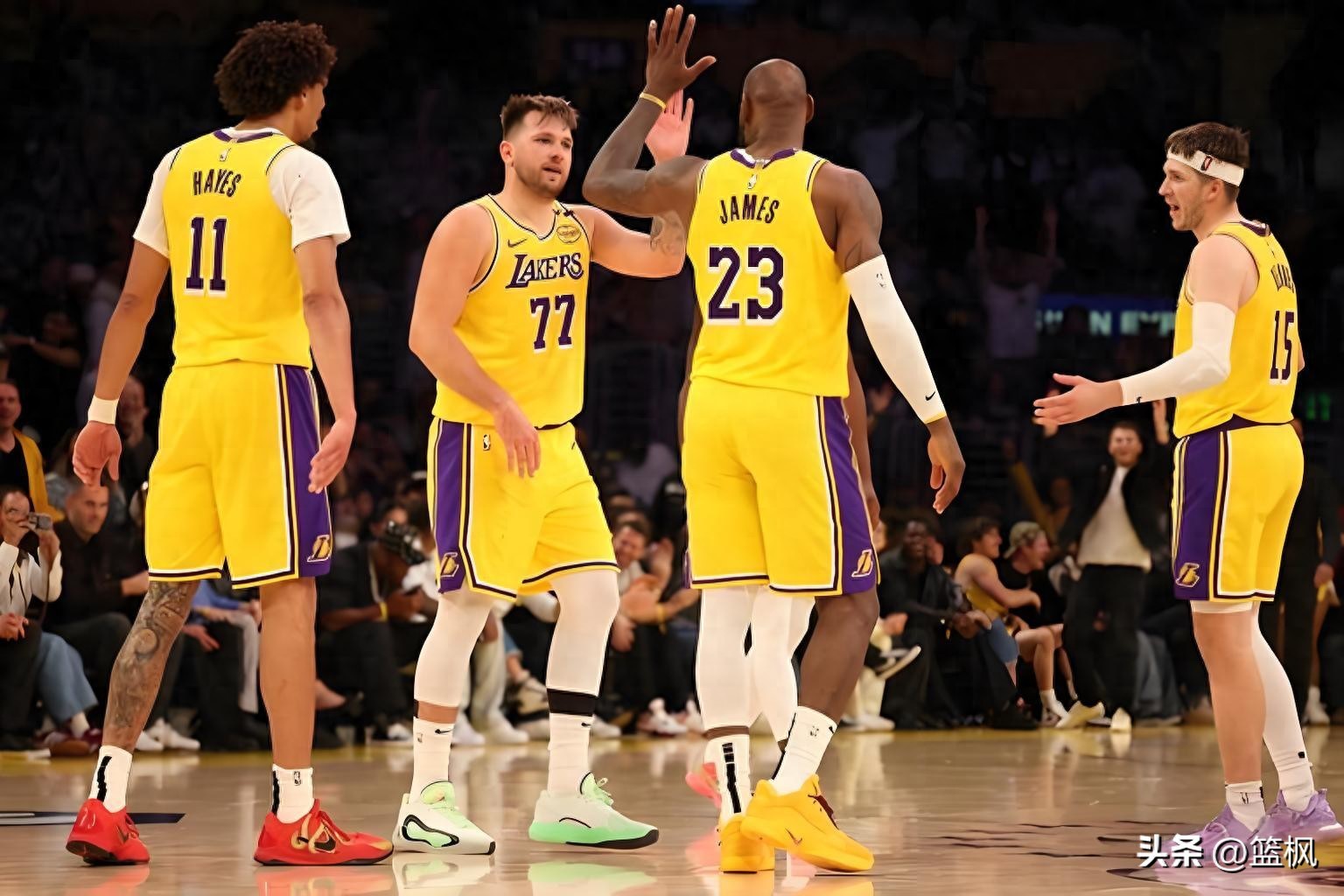 Lakers đại thắng Warriors, LeBron James ghi 22+7+9 mở khóa cột mốc sự nghiệp tại Lakers