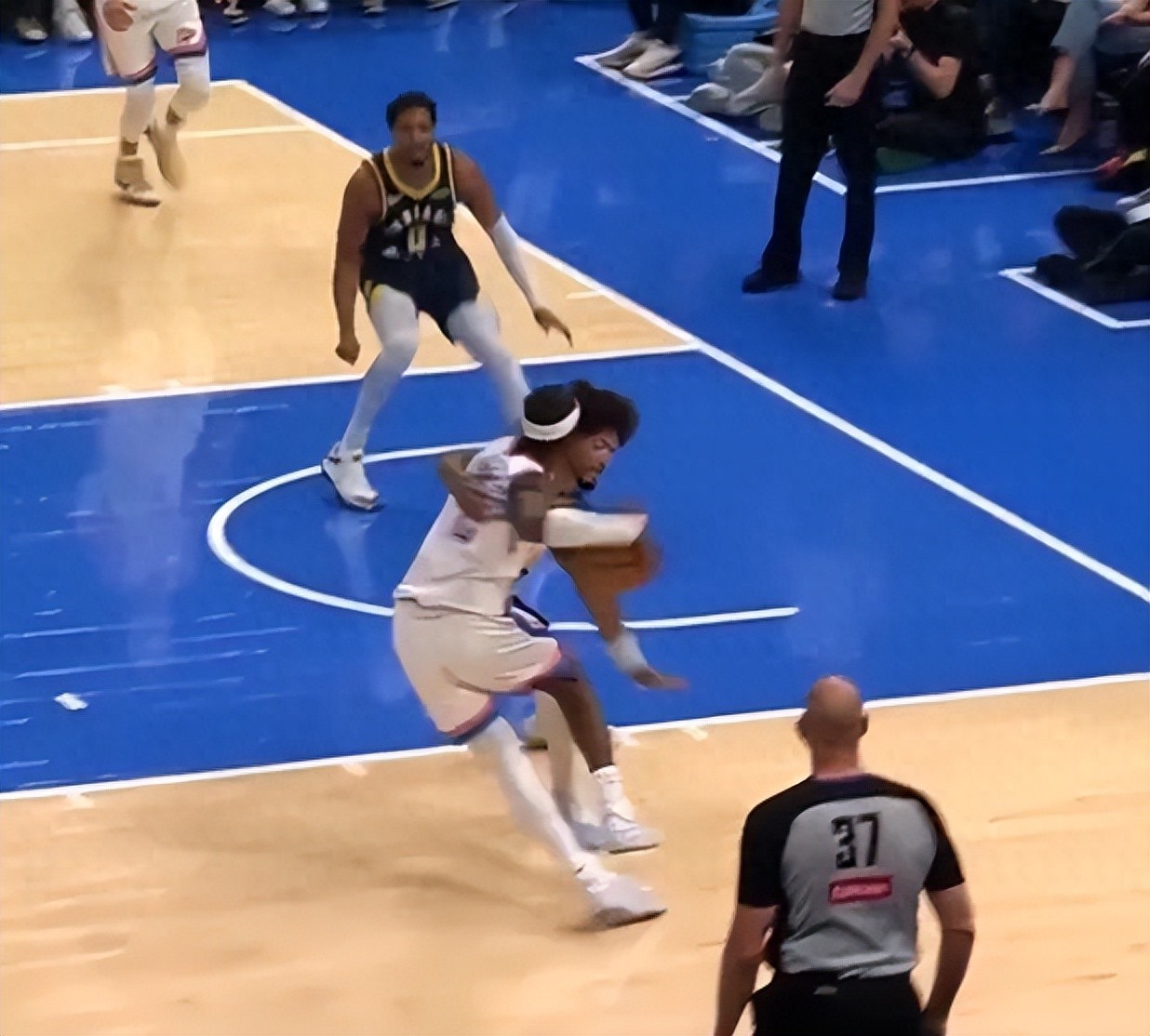 Khoảnh khắc để đời theo luật mới NBA! Động tác thương hiệu của Alexander bị thổi lỗi.