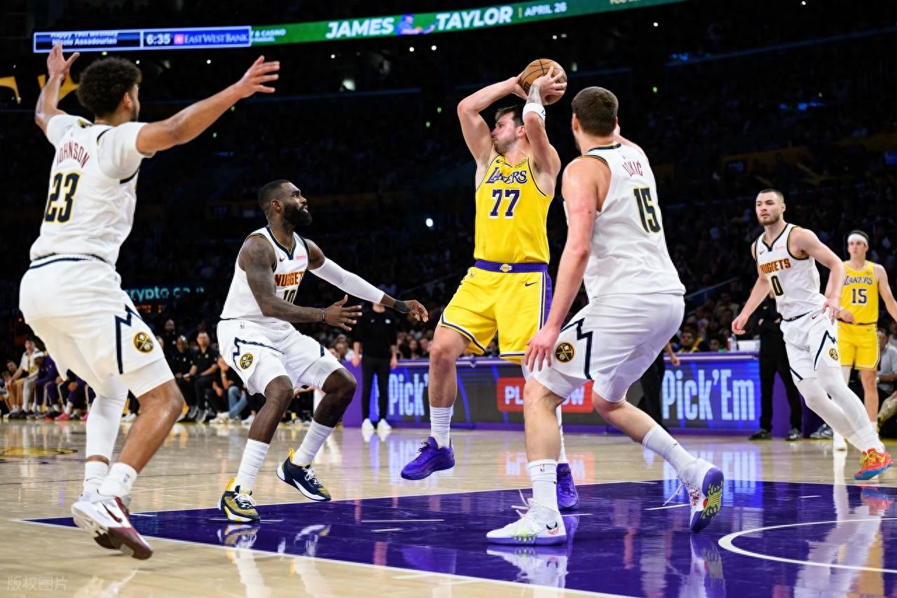 Đông Kỳ Kỳ 30+11+13 ghi bàn thắng quyết định trong hiệp phụ, Lakers đánh bại Nuggets với 5 trận thắng liên tiếp và leo lên vị trí thứ 3 miền Tây