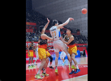 Trận ra mắt của Triệu Duy! 40 điểm + 14 rebound + 11 kiến tạo! Bộ ba quyền lực của đội Bắc Kinh chính thức hội ngộ