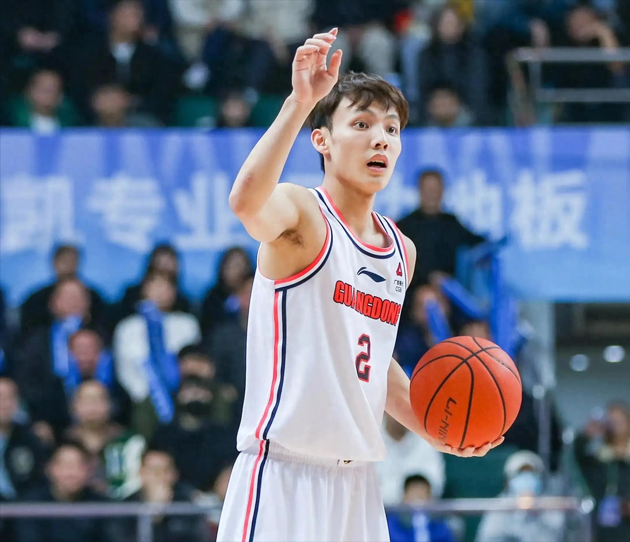 Xu Ji ghi 22 điểm và 8 kiến tạo, Salinger 21 điểm và 12 rebounds, Cao Thị Nham 0 điểm, Quảng Đông thắng sít sao Sơn Đông để có chuỗi 6 chiến thắng liên tiếp