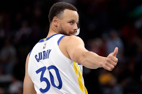 Curry đẳng cấp, Golden State Warriors áp sát vòng play-off NBA 2025-2026