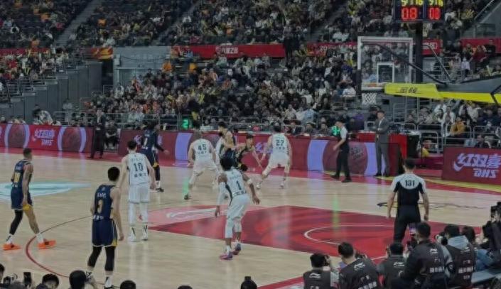 Guo Haowen ghi 42 điểm phá kỷ lục sự nghiệp, Xu Jie rời sân vì chấn thương, Sumner ra mắt với 26 điểm, Quảng Đông thắng sít sao Nanjing sau hiệp phụ