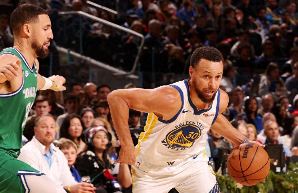 Curry ghi 23 điểm, mở khóa cột mốc quan trọng! Warriors đánh bại Mavericks giành chuỗi 3 chiến thắng liên tiếp, Davis rời sân do chấn thương, Flagg ghi 27 điểm